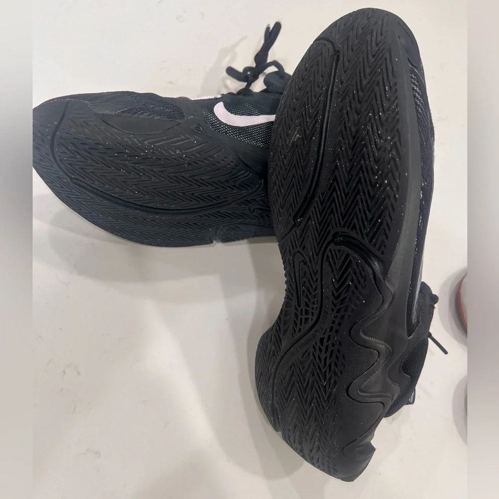 Black basketball shoes aize 9.5 mens - Picture 2 of 5